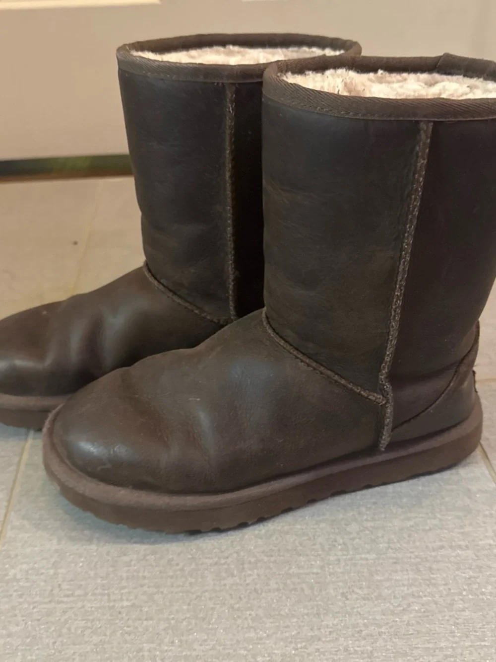 UGG womens Chestnut Brown Grip-Pattern Winter Boots size 8